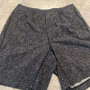 Lulu black speckled Pacebreaker
- 9” Inseam
- Lined
- Size Large